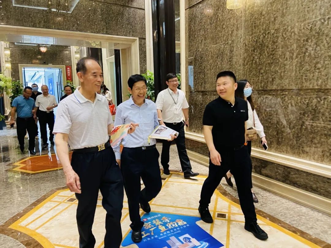 走進(jìn)鷹牌｜2022新銳榜評審團蒞臨鷹牌陶瓷總部展廳深入考察(圖2)