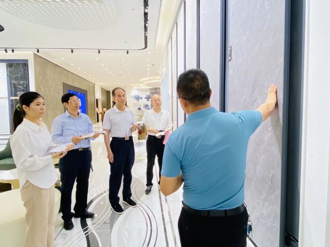 走進(jìn)鷹牌｜2022新銳榜評審團蒞臨鷹牌陶瓷總部展廳深入考察(圖3)