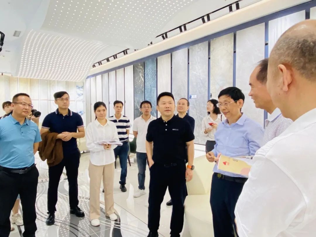 走進(jìn)鷹牌｜2022新銳榜評審團蒞臨鷹牌陶瓷總部展廳深入考察(圖4)