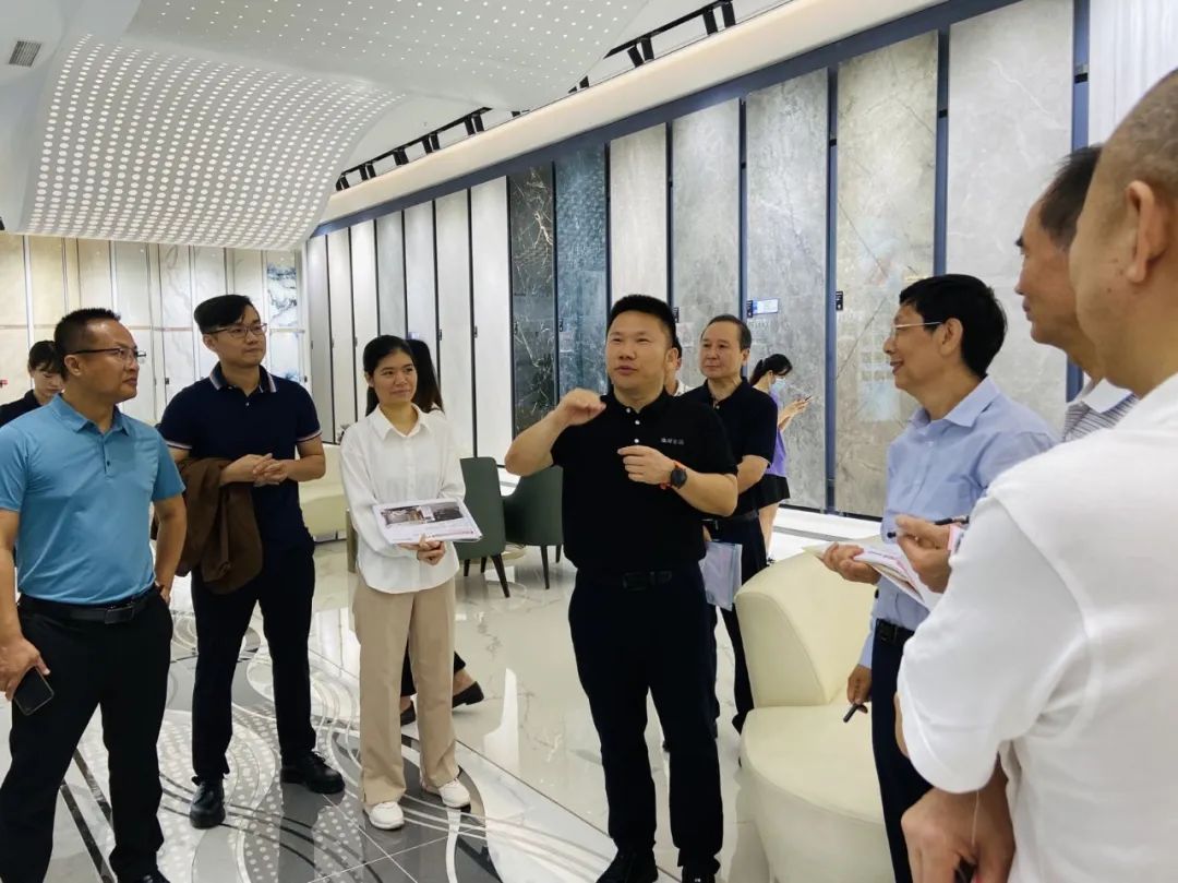走進(jìn)鷹牌｜2022新銳榜評審團蒞臨鷹牌陶瓷總部展廳深入考察(圖9)