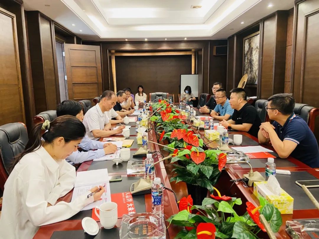 走進(jìn)鷹牌｜2022新銳榜評審團蒞臨鷹牌陶瓷總部展廳深入考察(圖11)